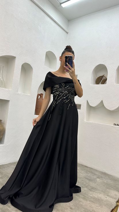 Robe de soirée en satin brodé noir