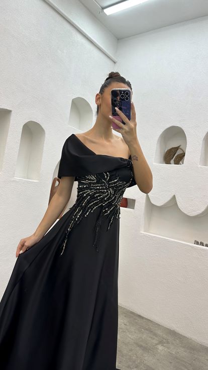 Robe de soirée en satin brodé noir