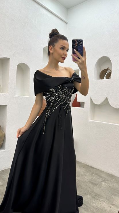 Robe de soirée en satin brodé noir