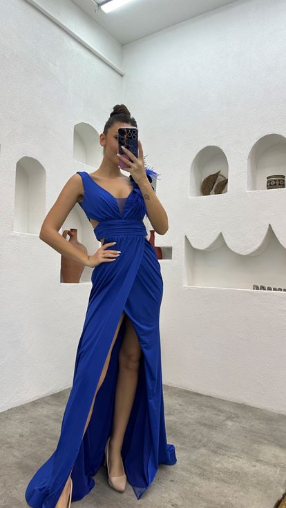 Saks Volanlı Tüylü Drapeli Abiye Elbise