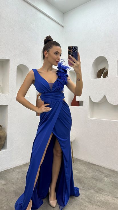 Saks Volanlı Tüylü Drapeli Abiye Elbise