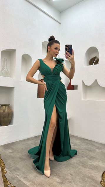 Vestido de noche drapeado con plumas con volantes esmeralda
