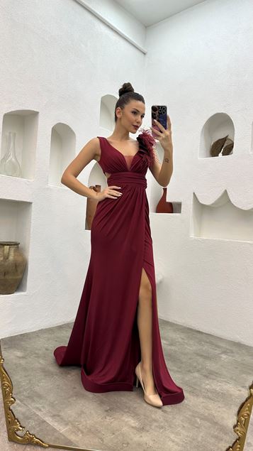 Burgunderfarbenes, drapiertes Abendkleid mit Volants und Federn