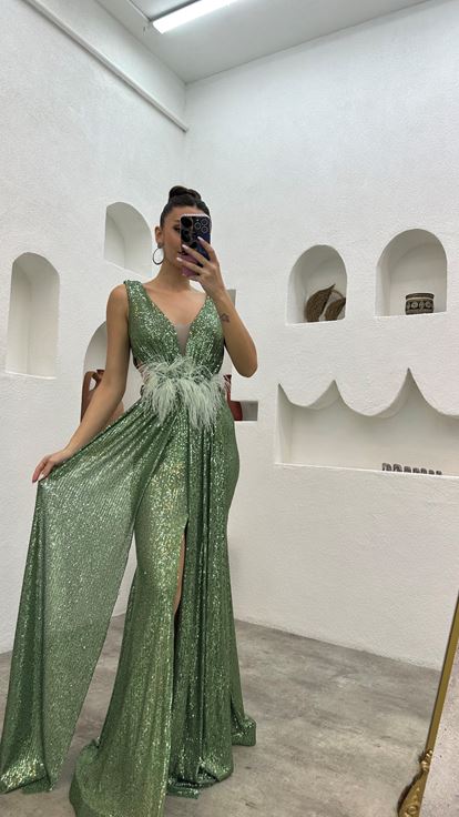 Vestido de noche de lentejuelas con detalle de plumas en la cintura verde menta