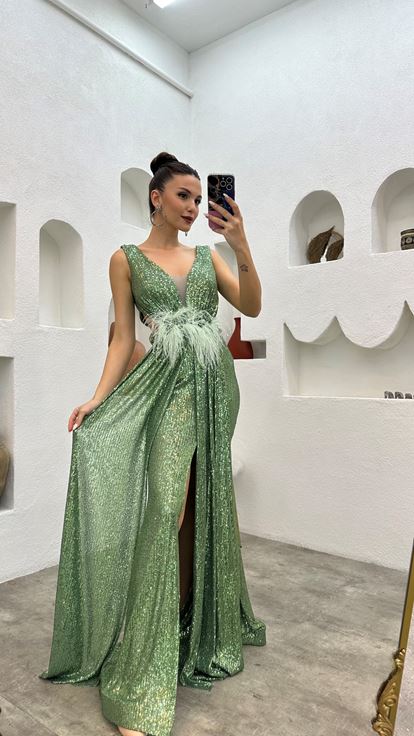 Vestido de noche de lentejuelas con detalle de plumas en la cintura verde menta