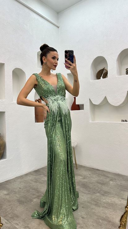 Vestido de noche de lentejuelas con detalle de plumas en la cintura verde menta