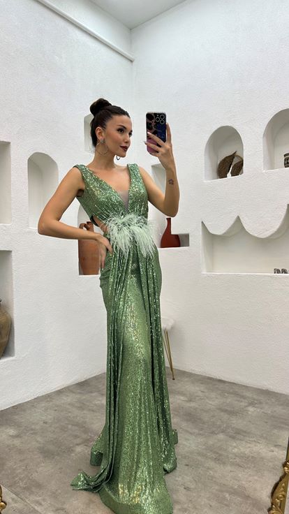 Vestido de noche de lentejuelas con detalle de plumas en la cintura verde menta
