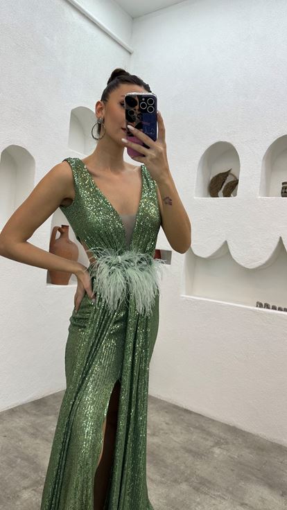 Vestido de noche de lentejuelas con detalle de plumas en la cintura verde menta