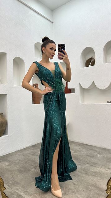 Vestido de noche de lentejuelas con detalle de plumas en la cintura esmeralda
