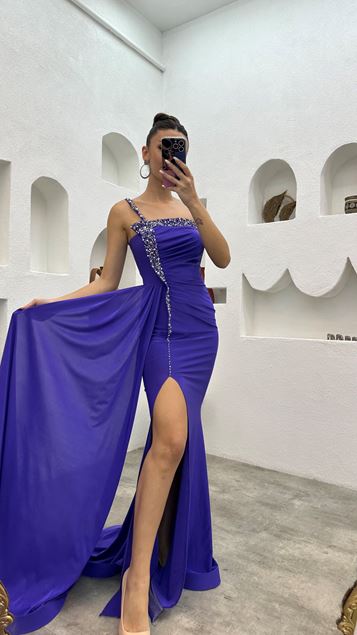 Robe de soirée en satin brodé violet avec bretelles