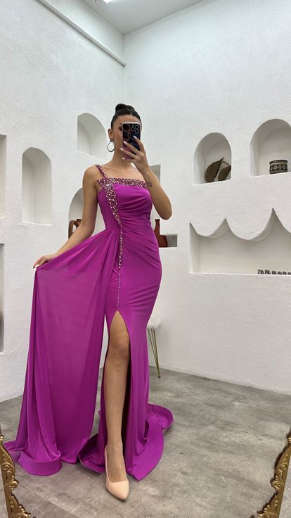 Robe de soirée en satin avec bretelles de broderie rose