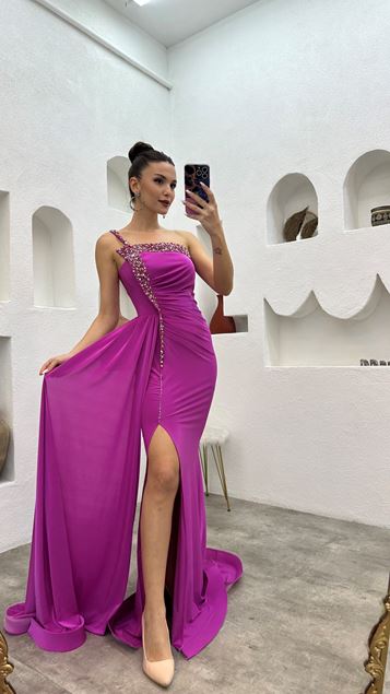 Vestido de noche de satén con tirantes bordados rosas