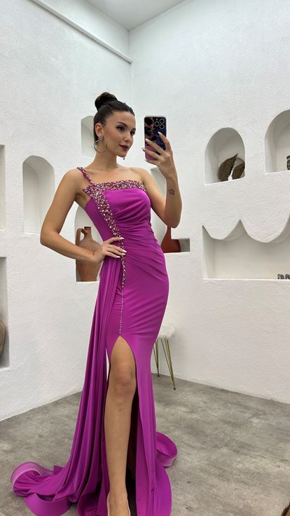 Robe de soirée en satin avec bretelles de broderie rose