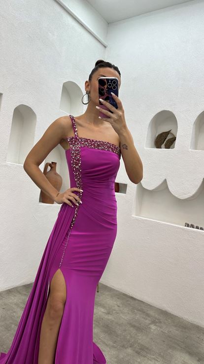 Robe de soirée en satin avec bretelles de broderie rose