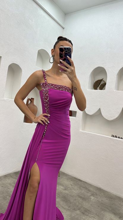 Robe de soirée en satin avec bretelles de broderie rose