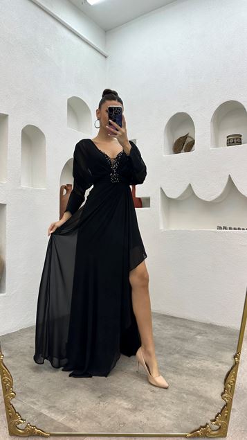 فستان سهرة أسود مع خصر مطرز