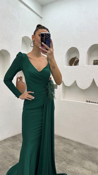 Zümrüt Tek Kol Beli Püsküllü Broşlu Abiye Elbise