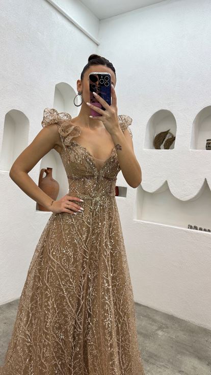 Vestido de noche beige de tul bordado con volantes