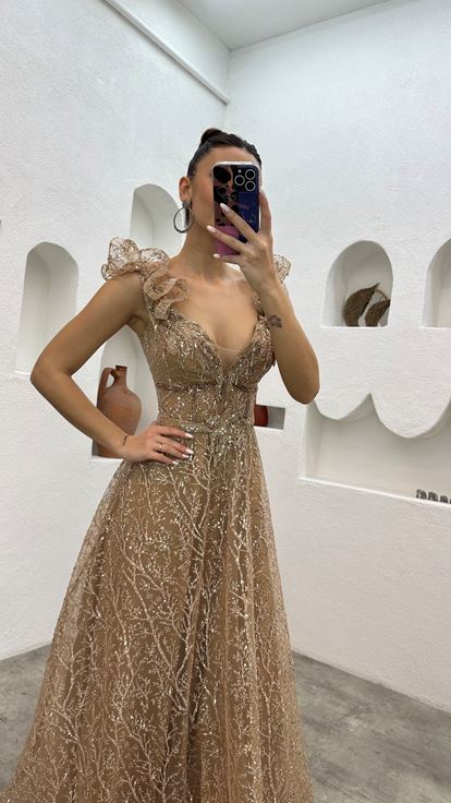 Vestido de noche beige de tul bordado con volantes