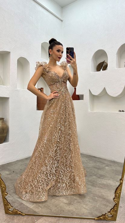 Vestido de noche beige de tul bordado con volantes