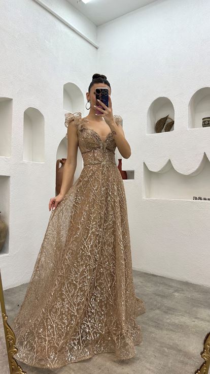 Vestido de noche beige de tul bordado con volantes