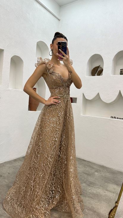 Vestido de noche beige de tul bordado con volantes