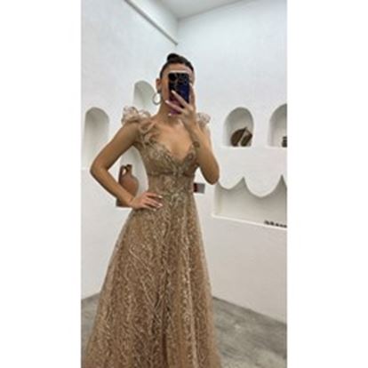 Vestido de noche beige de tul bordado con volantes
