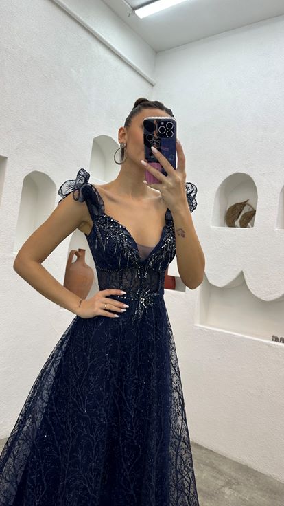 Vestido de noche de tul bordado con volantes azul marino