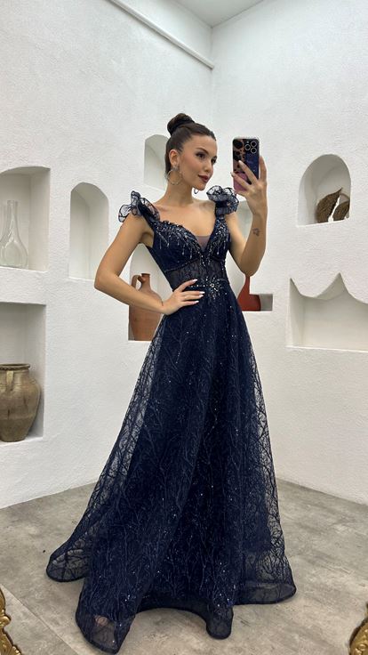 Vestido de noche de tul bordado con volantes azul marino