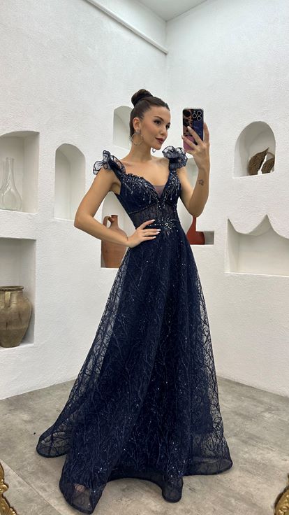 Vestido de noche de tul bordado con volantes azul marino