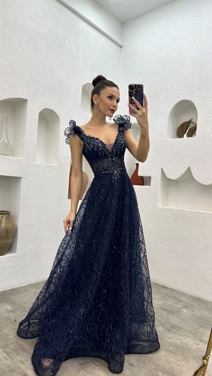 Vestido de noche de tul bordado con volantes azul marino