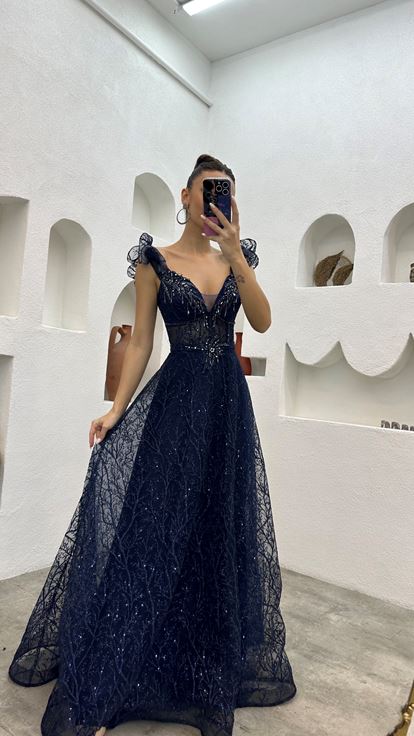 Vestido de noche de tul bordado con volantes azul marino