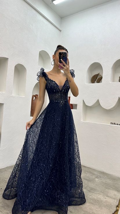 Vestido de noche de tul bordado con volantes azul marino