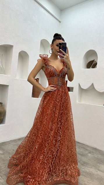 Abito da sera in tulle ricamato a balze