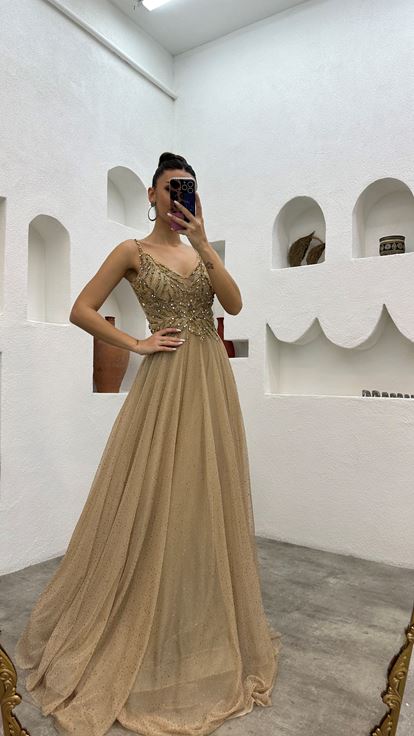 Vestido de noche de tul con purpurina bordado con correa de cuerda beige