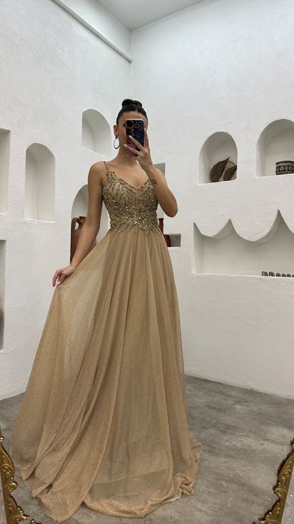 Vestido de noche de tul con purpurina bordado con correa de cuerda beige