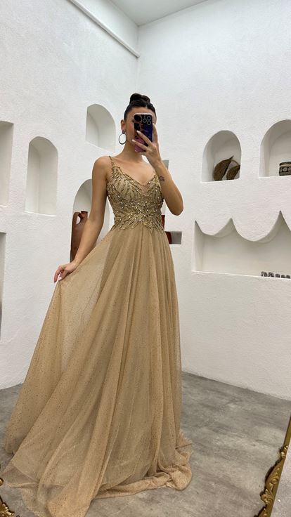 Vestido de noche de tul con purpurina bordado con correa de cuerda beige