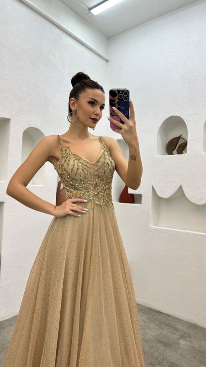 Vestido de noche de tul con purpurina bordado con correa de cuerda beige