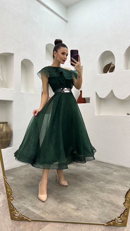 Zümrüt Volanlı Kemerli Midi Boy Tül Abiye Elbise