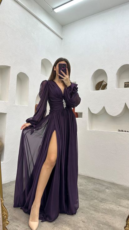 Lila Chiffon Abendkleid mit bestickter Taille und Drapierungen