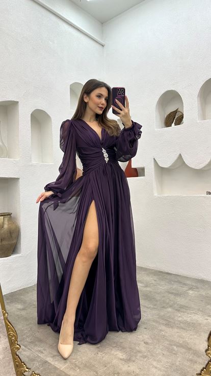 Lila Chiffon Abendkleid mit bestickter Taille und Drapierungen