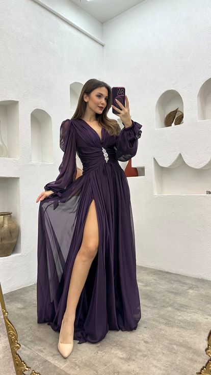 Lila Chiffon Abendkleid mit bestickter Taille und Drapierungen