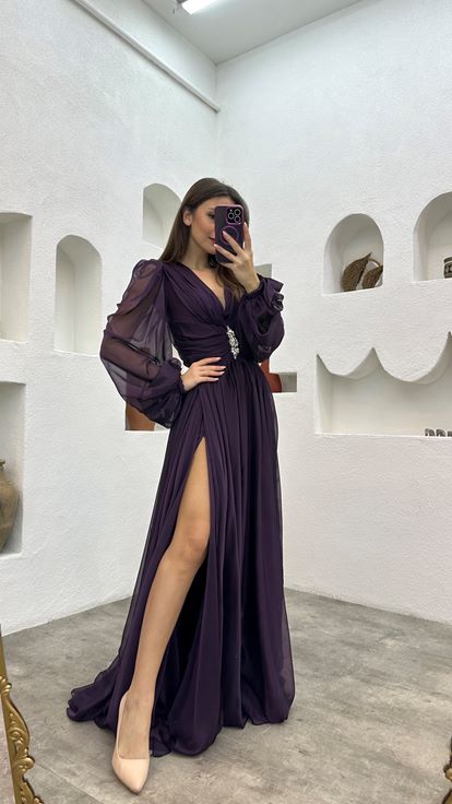 Lila Chiffon Abendkleid mit bestickter Taille und Drapierungen