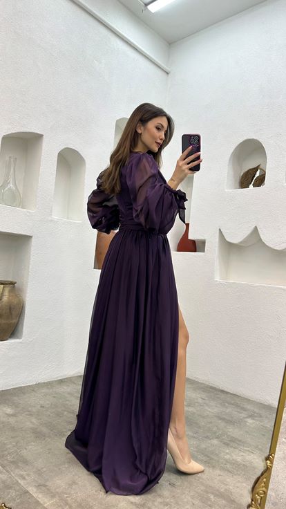 Lila Chiffon Abendkleid mit bestickter Taille und Drapierungen