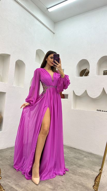 فستان سهرة من الشيفون المطوي مطرز بنقوش باللون الفوشيا على الخصر