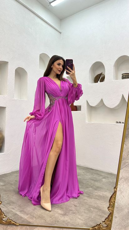 فستان سهرة من الشيفون المطوي مطرز بنقوش باللون الفوشيا على الخصر