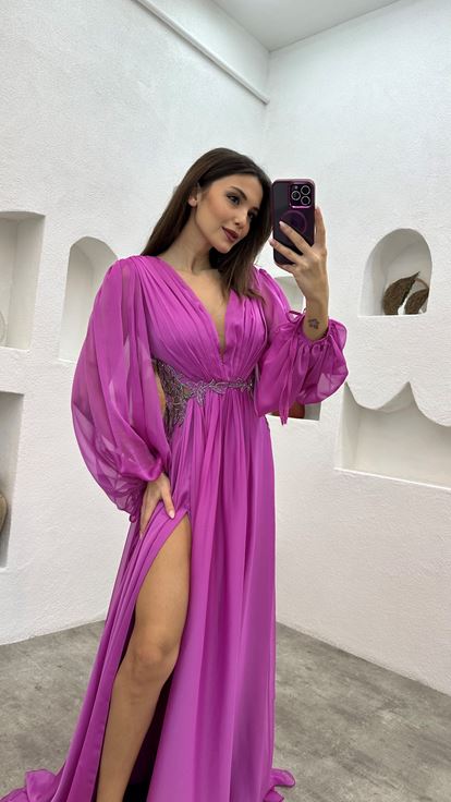 فستان سهرة من الشيفون المطوي مطرز بنقوش باللون الفوشيا على الخصر