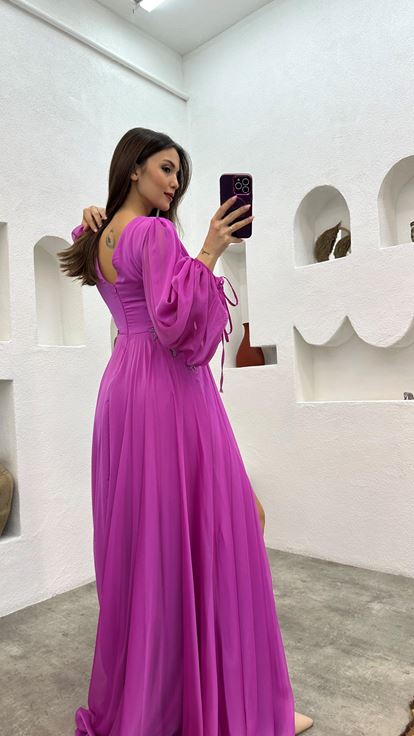 فستان سهرة من الشيفون المطوي مطرز بنقوش باللون الفوشيا على الخصر