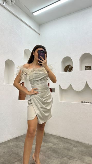 Beige piuma dettaglio coulisse raso abito da sera