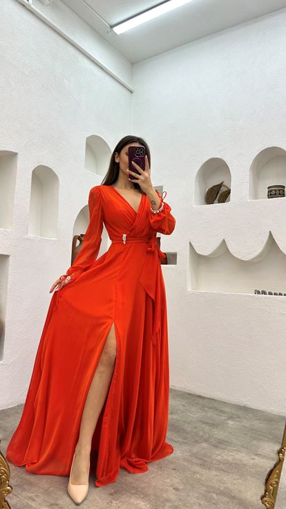 Broche taille orange détail mousseline robe de soirée